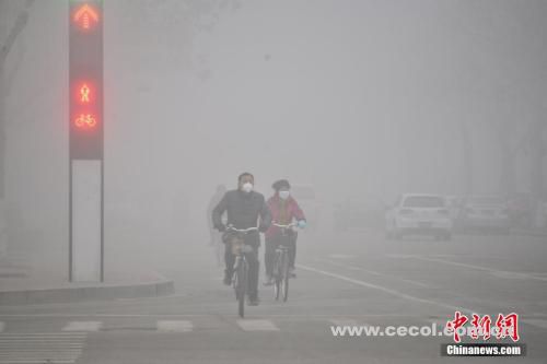 2016年2月12日，山东多地遭遇雾霾天气。 图片来源：视觉中国